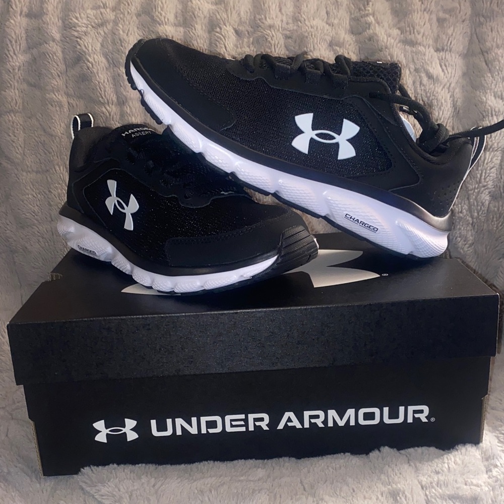 Under Armour women’s Black and White Athletic Shoes
